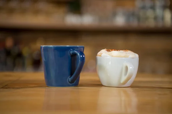 Tazas de café en la mesa de madera en el café — Foto de Stock