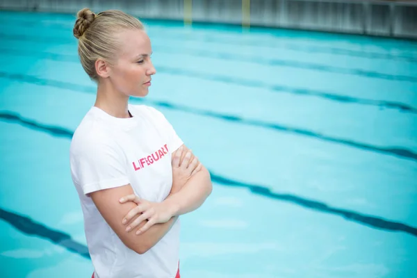Kvinnlig livräddare stående vid poolen — Stockfoto