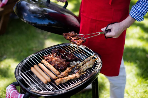 Barbecues homme dans le parc — Photo