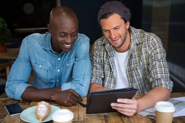 Amigos do sexo masculino usando tablet digital — Fotografia de Stock