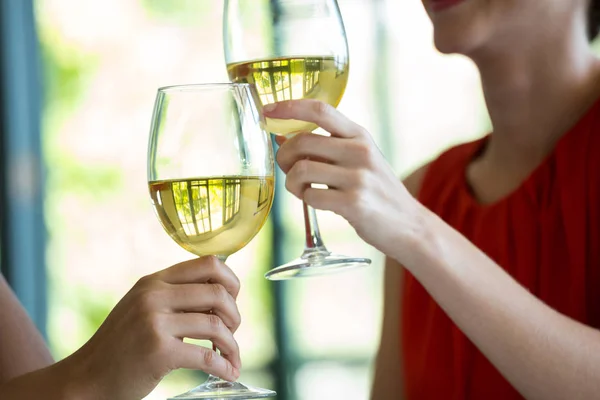 Γυναίκες φρυγανίσματος ποτήρια κρασί στο εστιατόριο — Φωτογραφία Αρχείου
