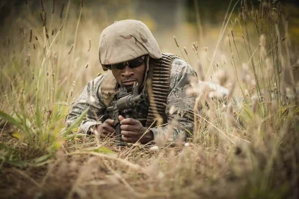 Soldat militaire gardant avec un fusil — Photo