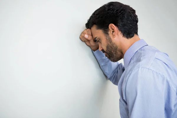 Stressad affärsman i conference centre — Stockfoto