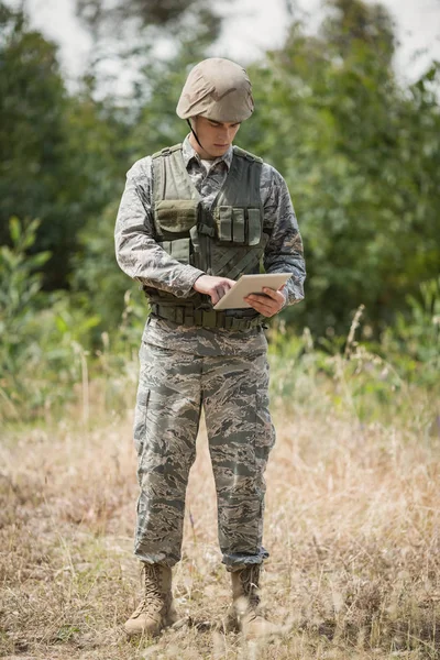 Soldat militar folosind tabletă digitală — Fotografie, imagine de stoc