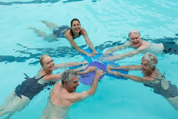 Treinadores alegres e nadadores seniores na piscina — Fotografia de Stock