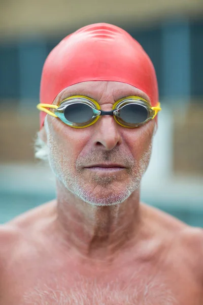 Shirtless senior plavec nosí brýle — Stock fotografie