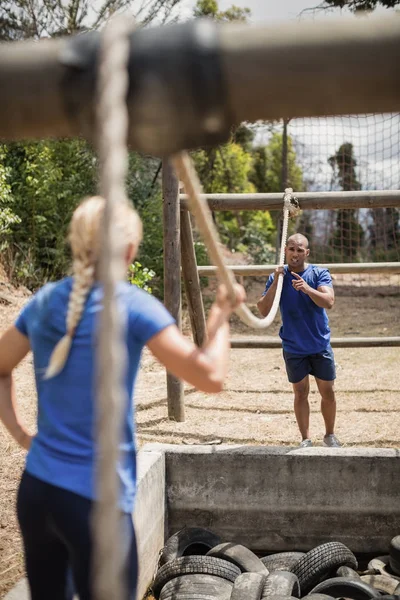 Fit man en vrouw beoefenen — Stockfoto