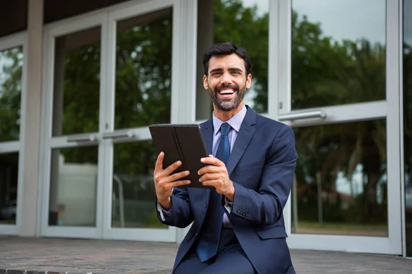 Homme d'affaires utilisant une tablette numérique — Photo