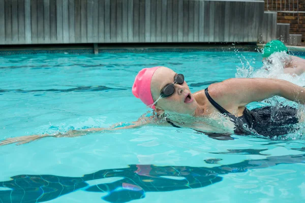 Mulher madura nadando na piscina — Fotografia de Stock