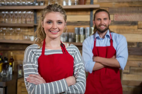 Kobiece barista z współpracownika płci męskiej — Zdjęcie stockowe