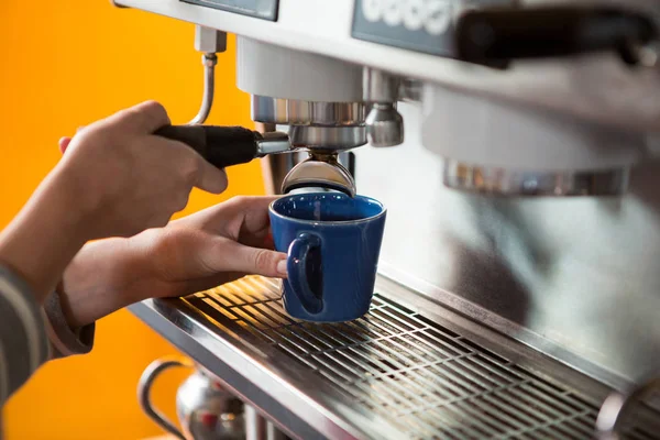 Kvinnliga barista brygga kaffe med maskin — Stockfoto