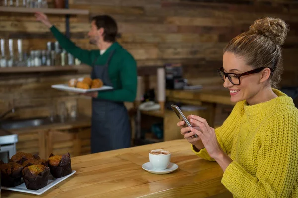 Mujer feliz usando teléfono móvil — Foto de Stock