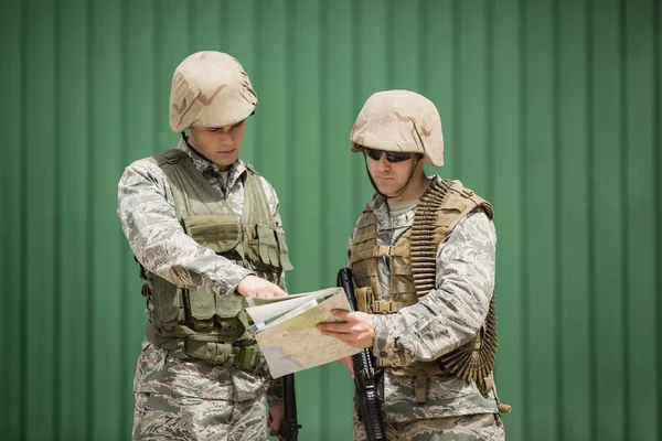 Soldaten diskutieren über Landkarte — Stockfoto