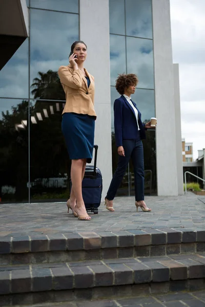 Portrait de deux femmes d'affaires qui interagissent entre elles — Photo