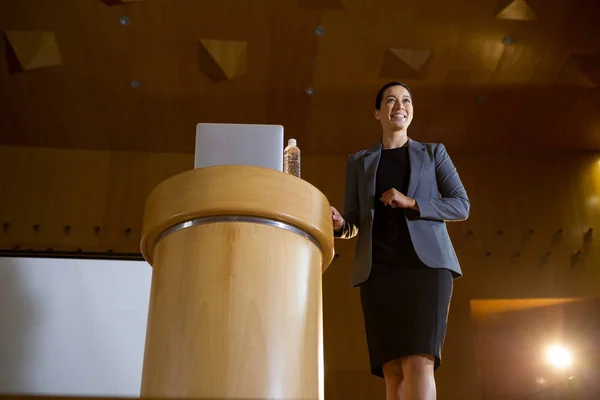 Executiva de negócios do sexo feminino fazendo um discurso — Fotografia de Stock
