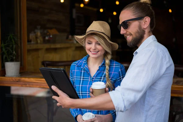 Ehepaar nutzt digitales Tablet im Café — Stockfoto