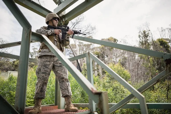 Militär soldat vaktar med ett gevär — Stockfoto