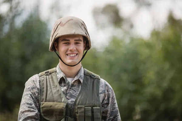 Ritratto di soldato militare sorridente — Foto Stock