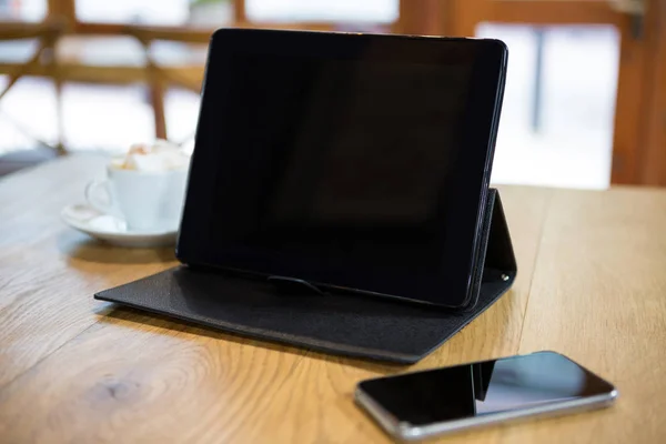 Nahaufnahme von digitalem Tablet und Smartphone auf dem Tisch — Stockfoto