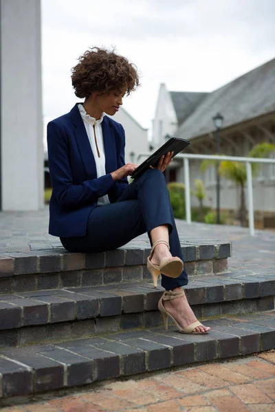 Bizneswoman korzystająca z tabletu cyfrowego — Zdjęcie stockowe