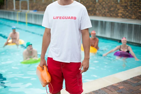 Secção média do salva-vidas masculino à beira da piscina — Fotografia de Stock