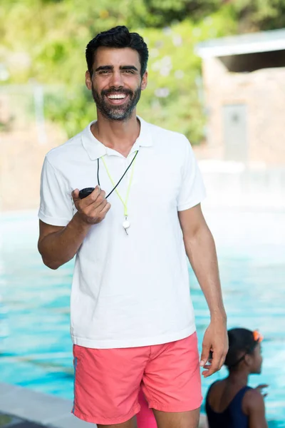Instructor masculino de pie junto a la piscina — Foto de Stock