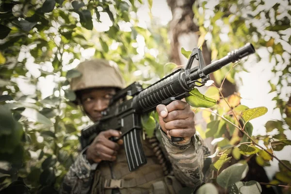 Soldat militaire gardant avec un fusil — Photo