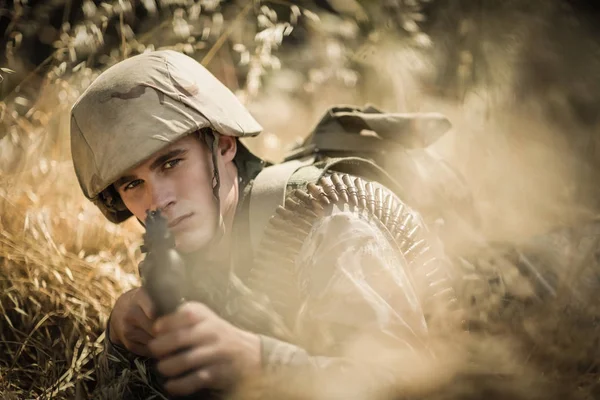 Militaire soldaat met een geweer gericht — Stockfoto