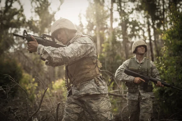 Militärangehörige während einer Übung — Stockfoto