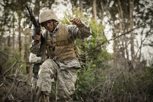 Tatbikat sırasında askeri asker — Stok fotoğraf