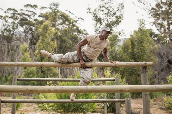 Entraînement de soldat militaire sur piste de fitness — Photo