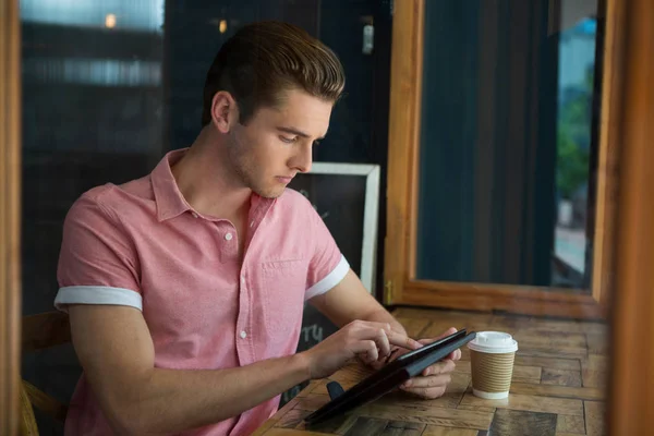 Man met digitale tablet aan tafel — Stockfoto