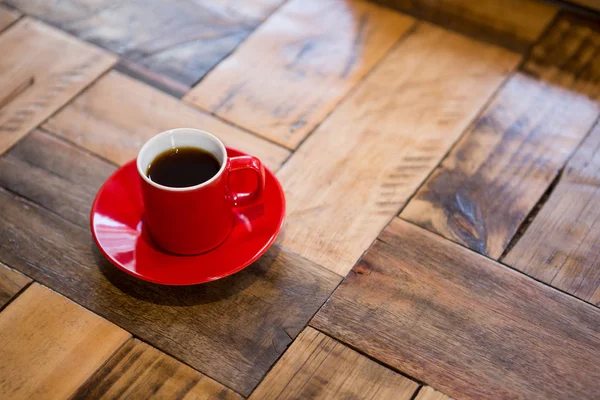 Rode kopje espresso geserveerd op tafel — Stockfoto