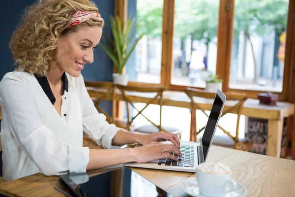 Nő használ laptop asztalnál cafeteria — Stock Fotó