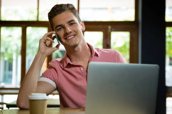 Hombre guapo hablando por teléfono móvil —  Fotos de Stock