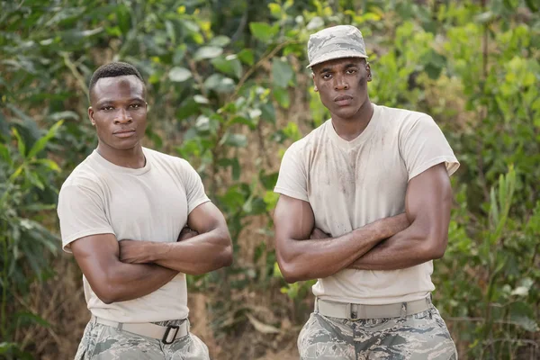 Militaire soldaten permanent samen — Stockfoto