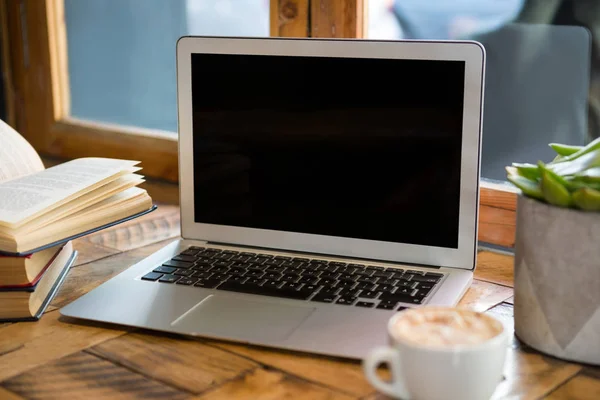 Laptop com tela em branco no café — Fotografia de Stock
