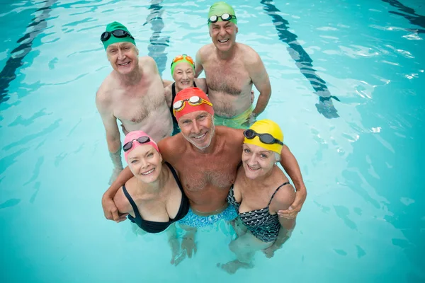 Retrato de nadadores seniores em pé na piscina — Fotografia de Stock