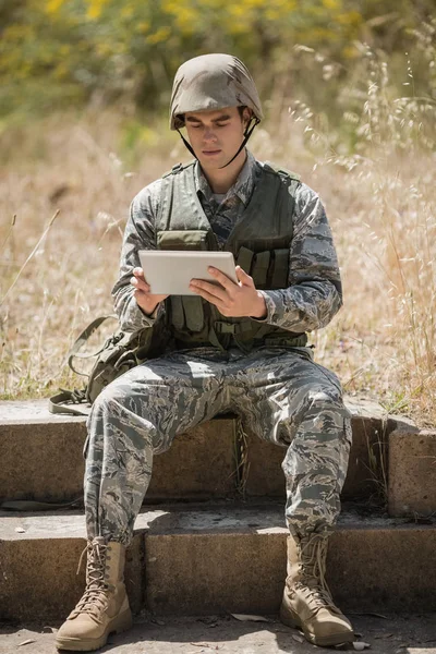 Tentara militer menggunakan tablet digital — Stok Foto