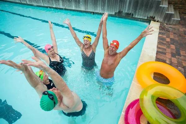 Glada vänner njuter i poolen — Stockfoto