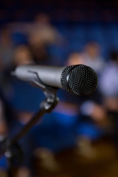 Microphone dans la salle de conférence — Photo