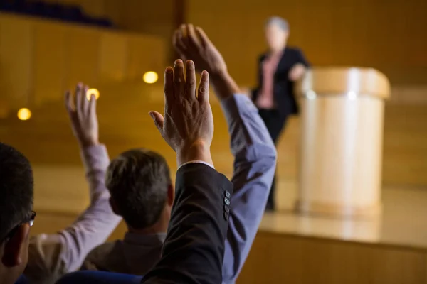 Dirigenti d'azienda che partecipano attivamente — Foto Stock