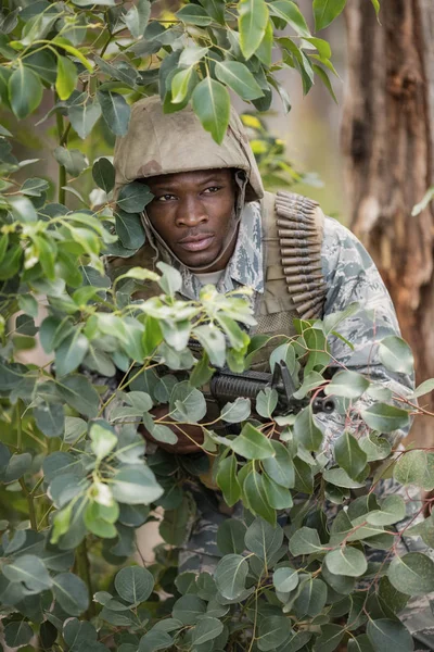 Soldat bewacht mit Gewehr — Stockfoto