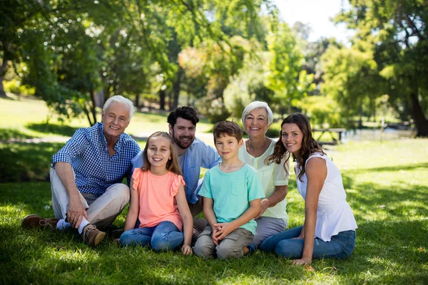 Mehrgenerationenfamilie sitzt im Park — Stockfoto