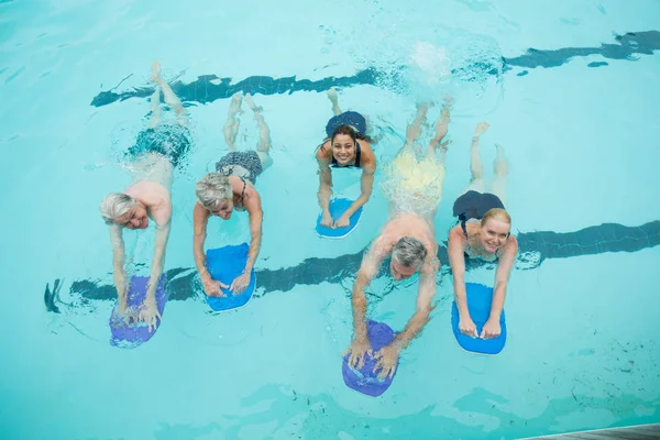 Nadadores seniores nadando na piscina — Fotografia de Stock