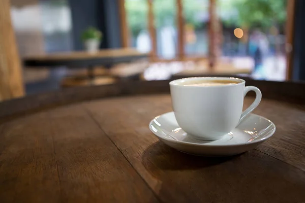 Taza de café sobre mesa de madera — Foto de Stock