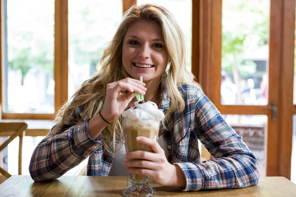 カフェのストローでミルクシェイクを飲む女性 — ストック写真