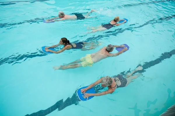 Nadadores seniores com instrutor de natação — Fotografia de Stock