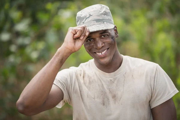 Soldat militaire tenant sa casquette — Photo