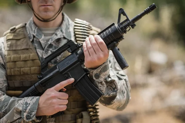 Militär soldat som står med gevär — Stockfoto